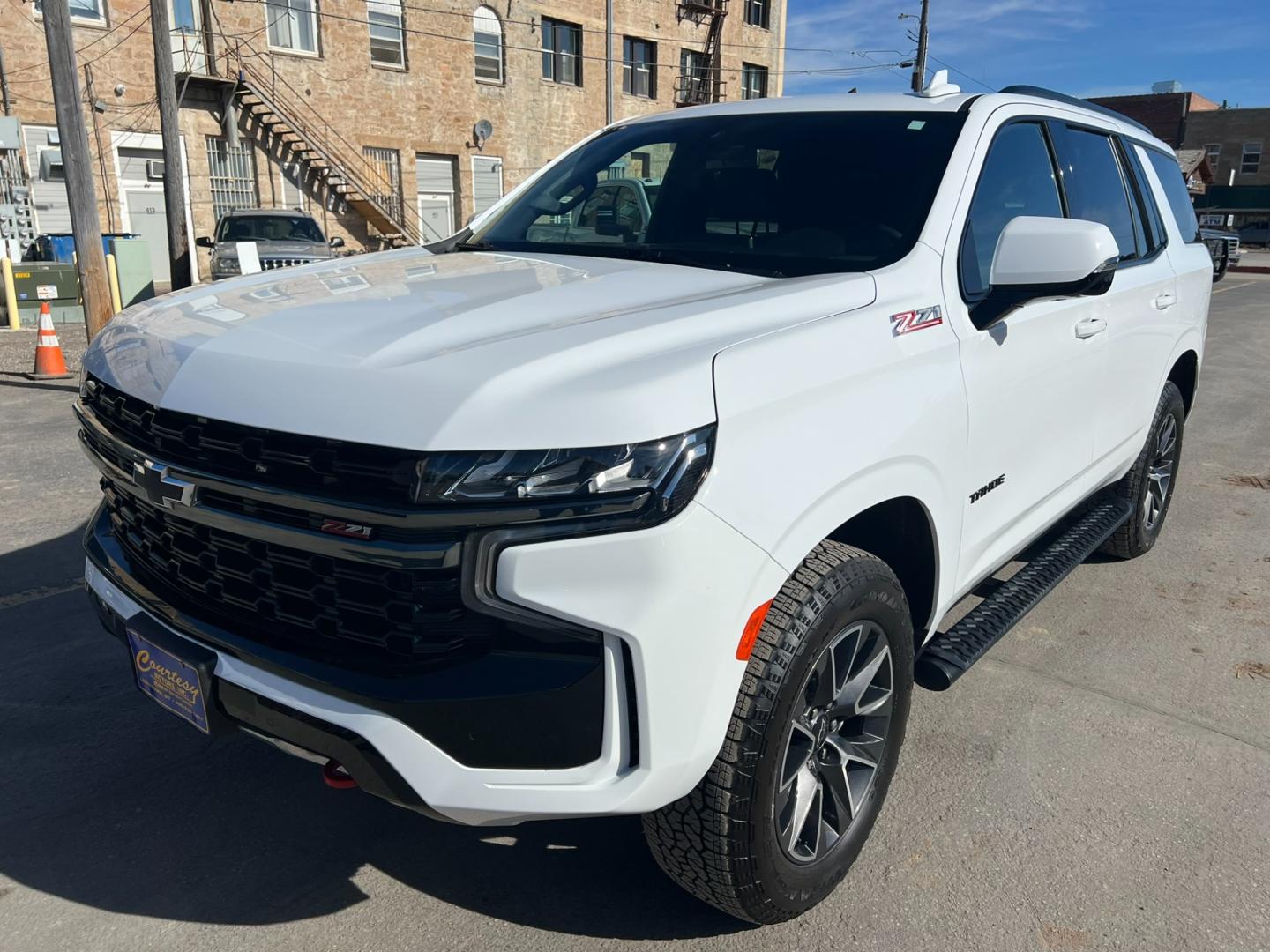 2022 WHITE /Black Chevrolet Tahoe Z71 w/ Luxury Package (1GNSKPKD6NR) with an 5.3L V8 engine, Automatic transmission, located at 116 5th Avenue South, Lewistown, MT, 59457, 47.063877, -109.427879 - Experience the power and luxury of the 2022 Chevrolet Tahoe Z71. This stunning SUV combines rugged durability with unmatched comfort, making it the perfect vehicle for any adventure. Whether you're navigating city streets or exploring off-road trails, the Tahoe Z71 delivers a smooth, responsive ride - Photo#6